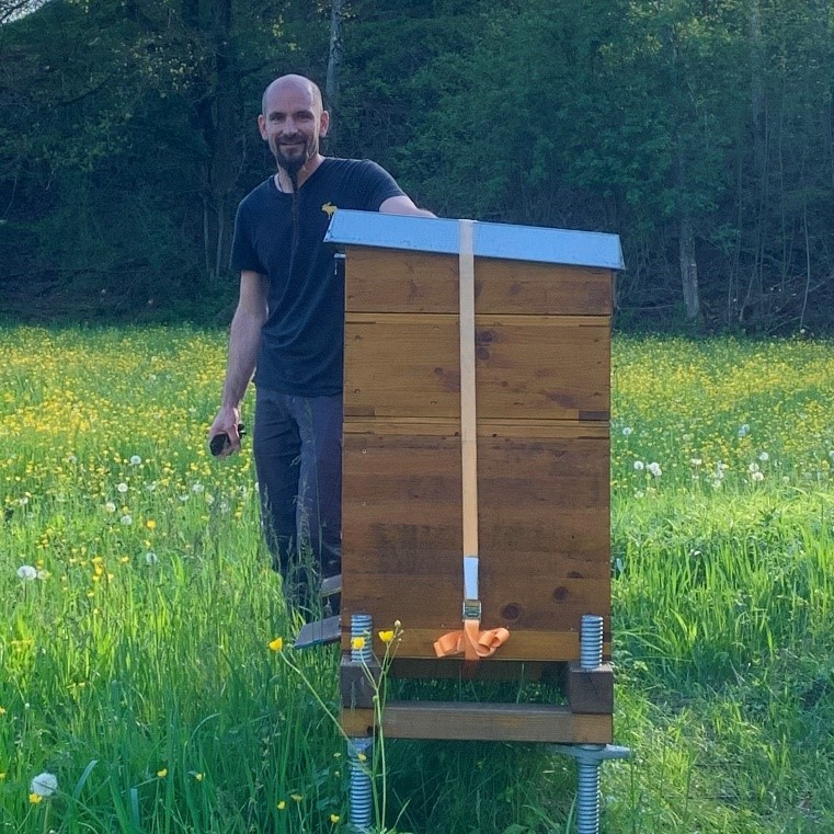 Markus Hänni mit einem seiner Bienenkästen - Rufus Spyra